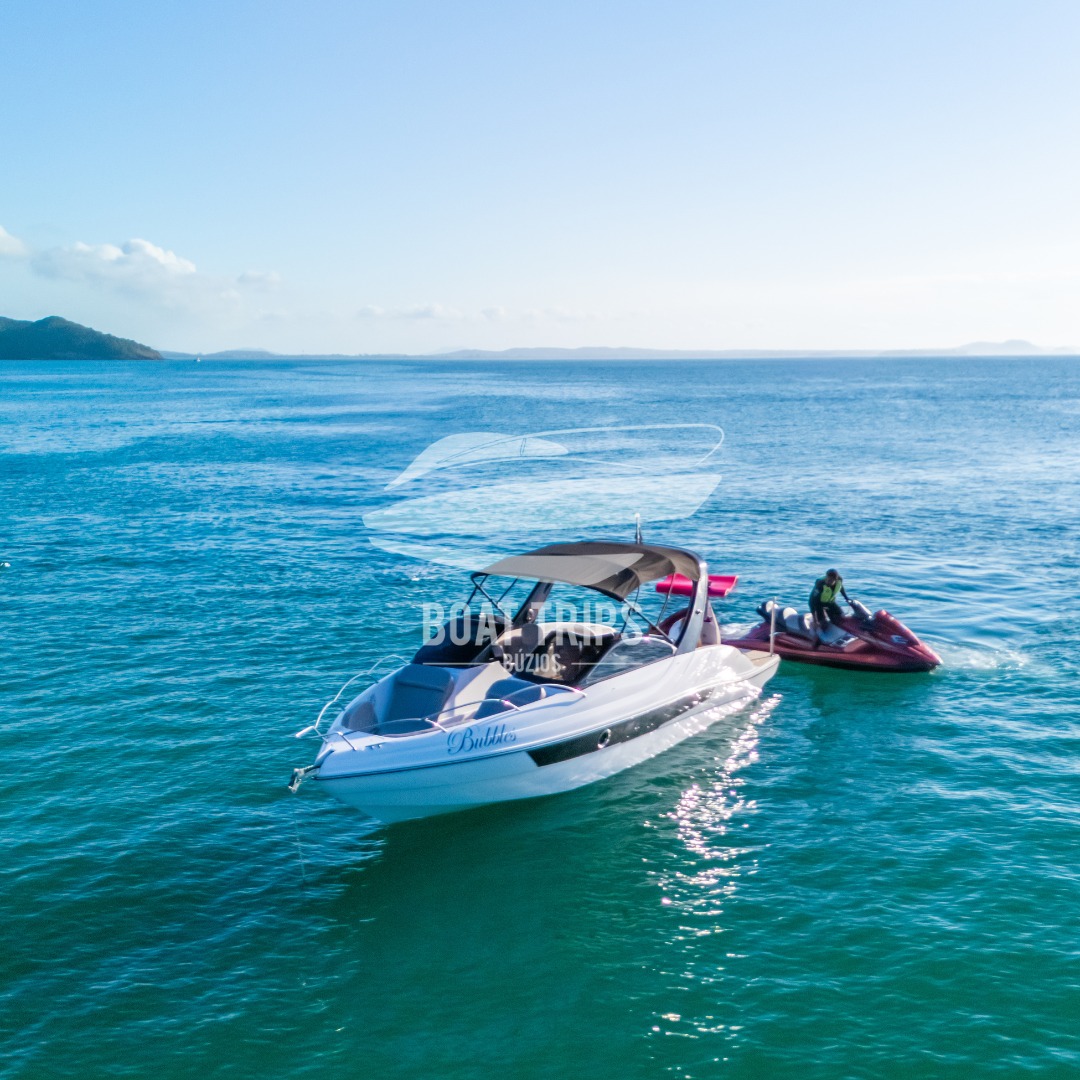 Lancha Bubbles ao lado do jet ski em Búzios