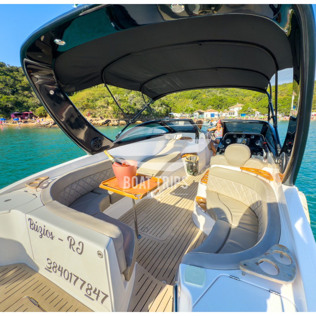 Interior da lancha Bubbles com serviço a bordo