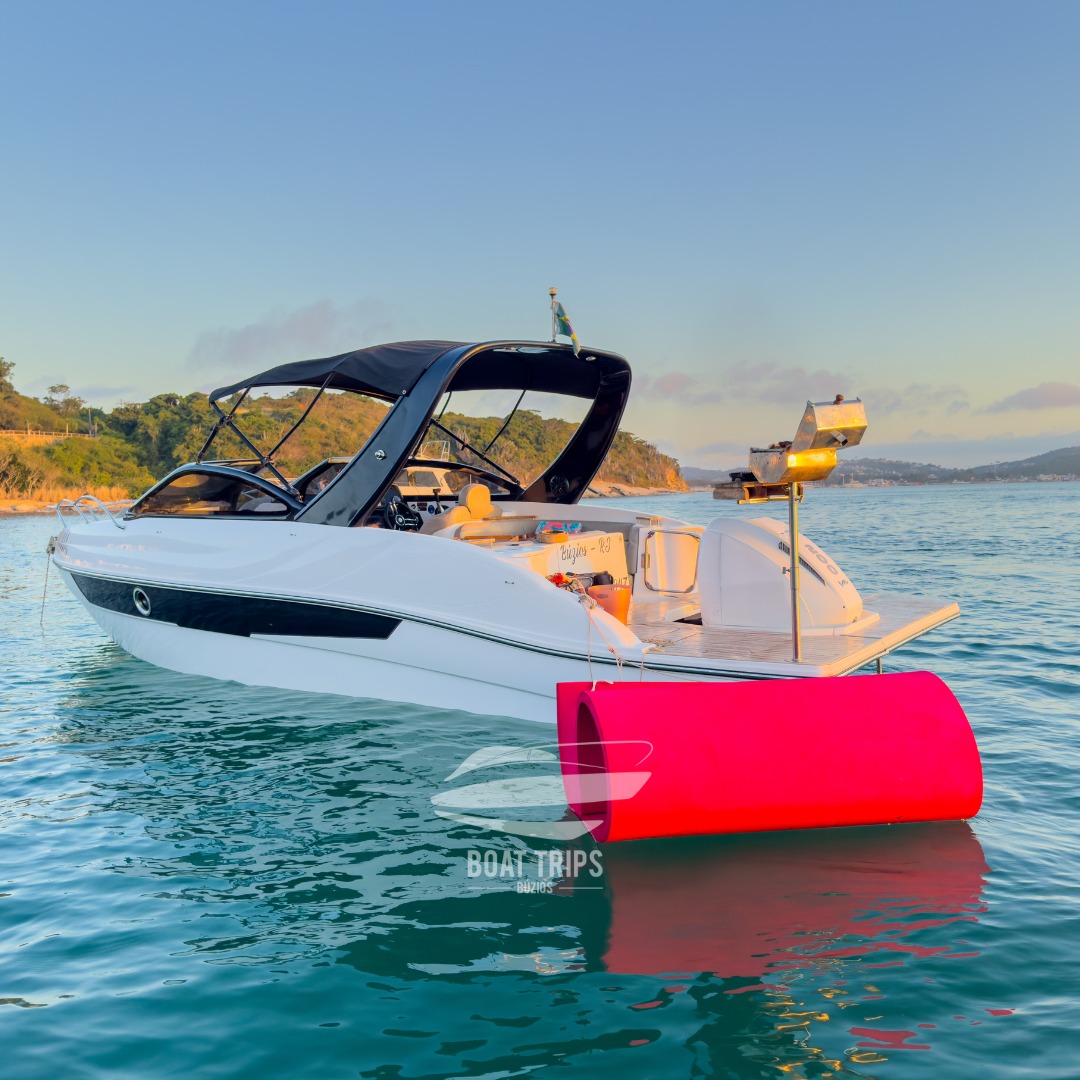 Lancha Boat Trips ancorada ao pôr do sol