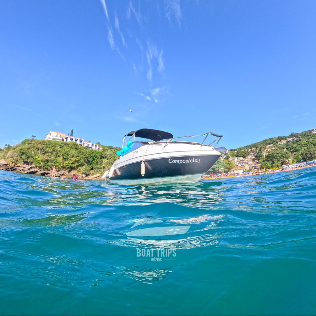 Lancha Compostela vista do mar em Búzios